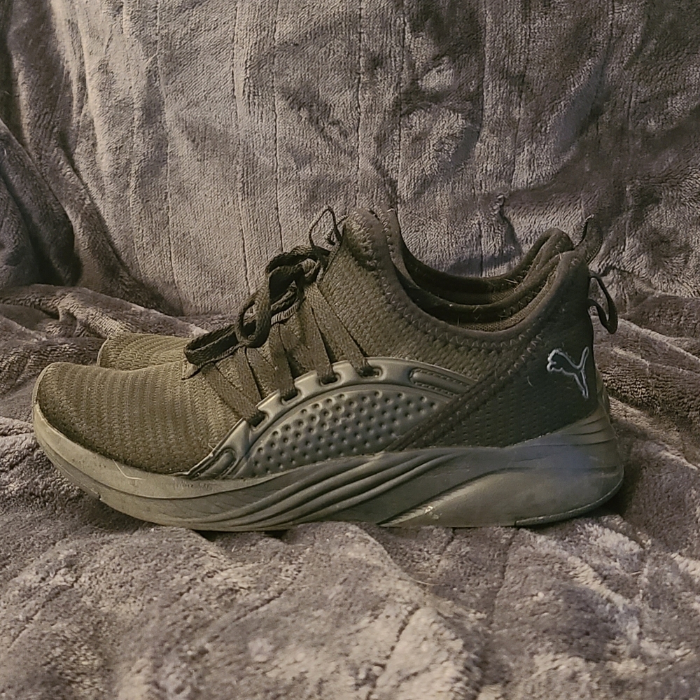 Womens Puma sneakers, size 6.